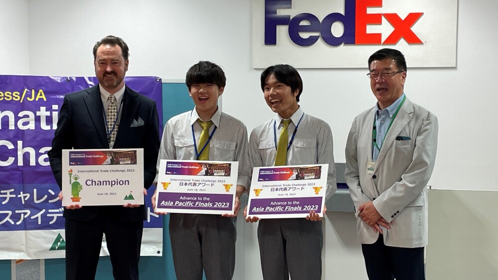 FedEx ITC優勝チーム (1).jpg