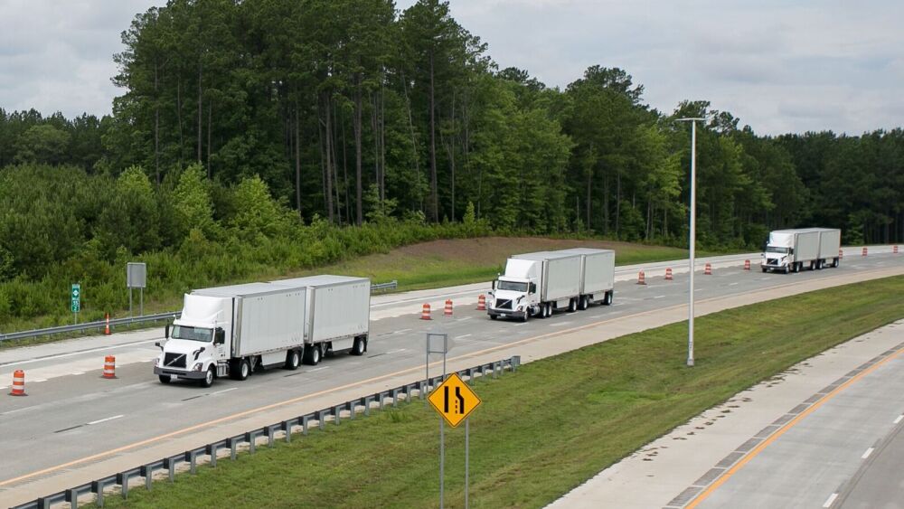 volvo-trucks-and-fedex-platooning-trucks-20180627-platoon.jpg