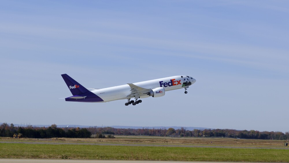 “FedEx 熊猫快递号”专机自美国华盛顿杜勒斯国际机场起飞