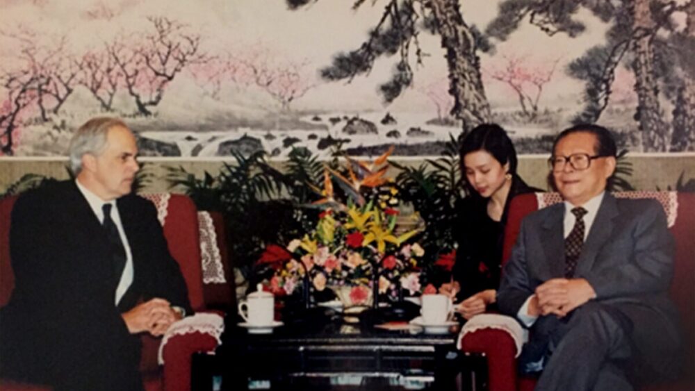 Fred Smith with Chinese dignitary
