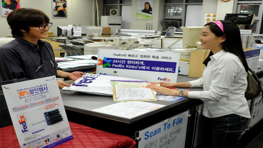 1-fedex-kinkos-에서-제공하는-24시간-fedex-국제특송-접수-서비스를-이용하여-한-대학생-고객이-화물을-접수하고-있다-hs.jpg