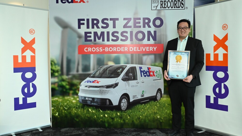 联邦快递创下公司首次使用电动汽车从马来西亚到新加坡跨境送货的记录.JPG