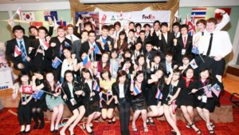 1-태국에서-열린-2011-fedex-ja-itc-국제본선에-참가한-아태지역-8개국-참가-학생들1.jpg