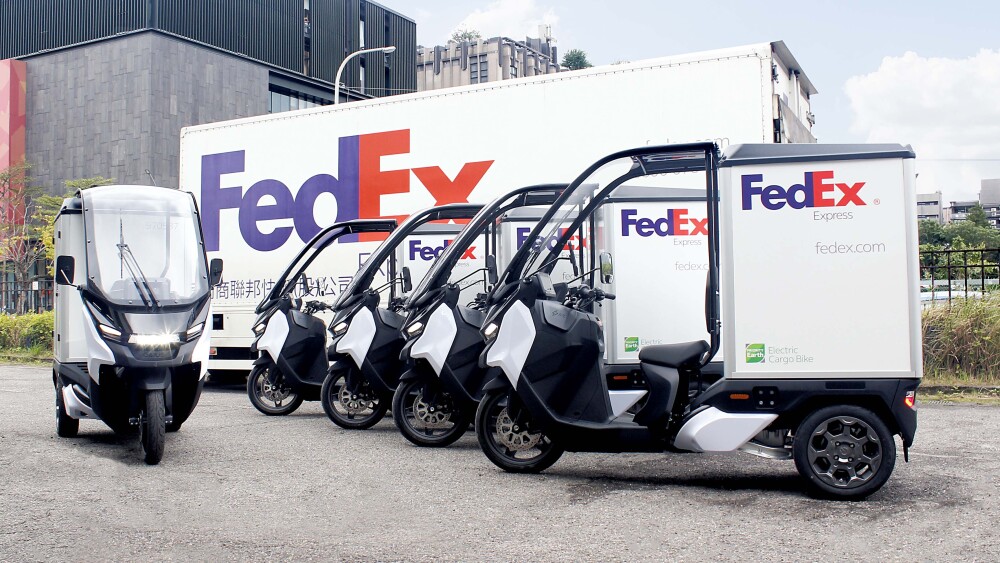 FedEx Express Taiwan partners with Gaius Automotive Inc. to introduce the commercial e-tricycle Rapide 3 for sustainable logistic services.