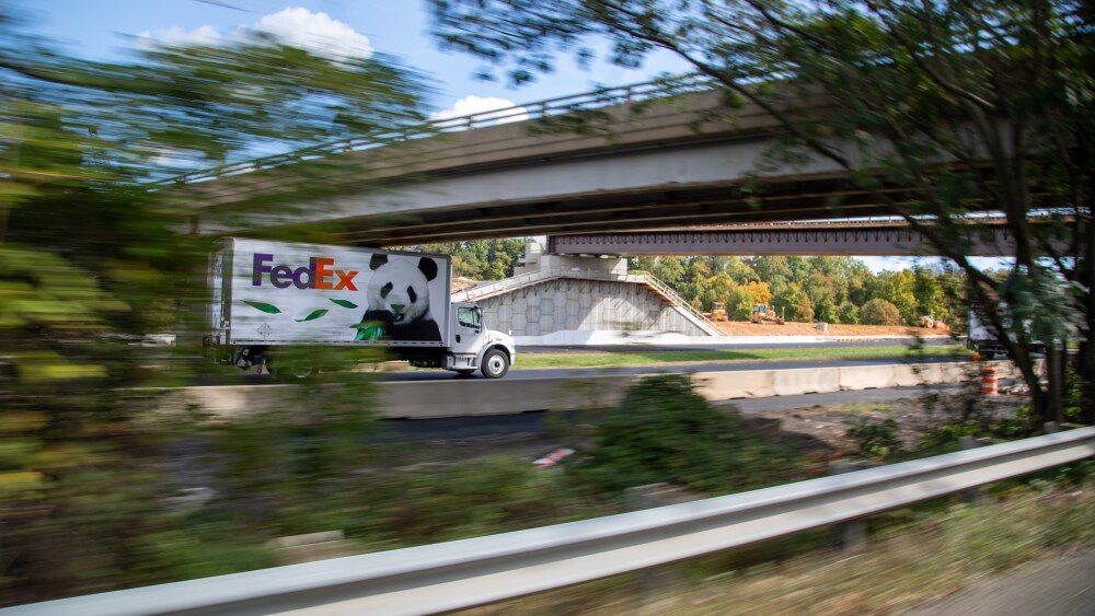 P6_大熊猫搭乘联邦快递卡车.jpg