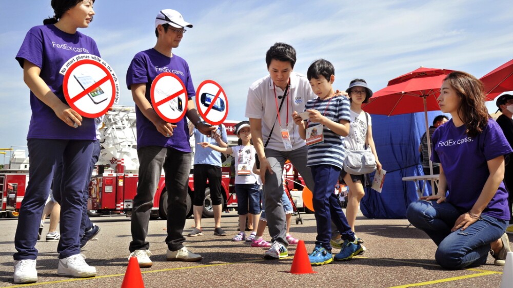 사진자료fedex-세이프키즈-안전하게-학교-가는길-캠페인-진행-1.jpg
