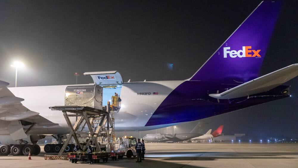 P3_FedEx transported two giant pandas from China to the U.S..jpg