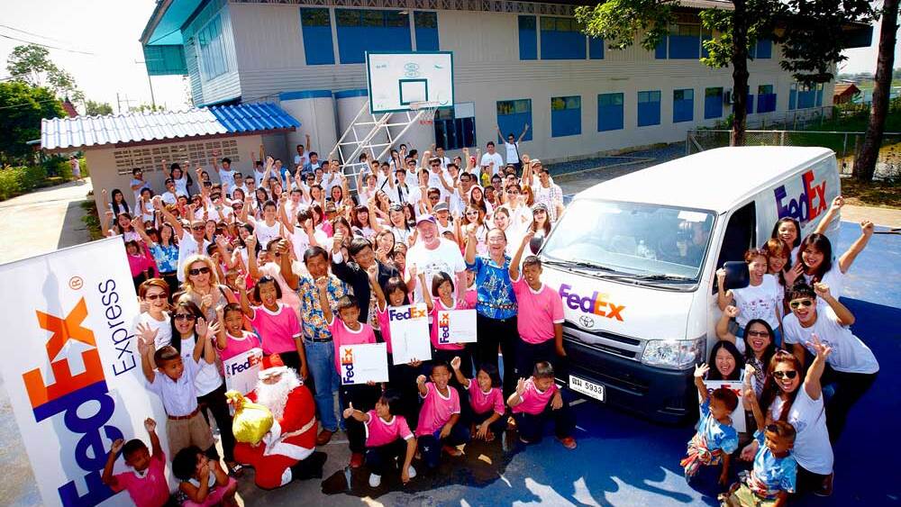 fedex-delivering-christmas-gifts-to-thai-student-001.jpg