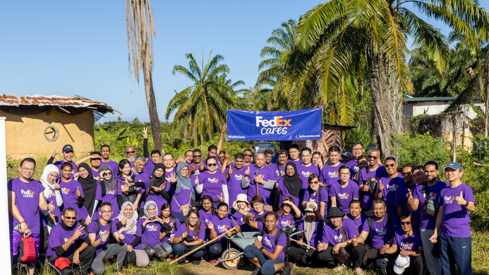 IMG 1_FedEx employees celebrated the company’s 30th anniversary in Malaysia through a series of tree-planting activities.jpg