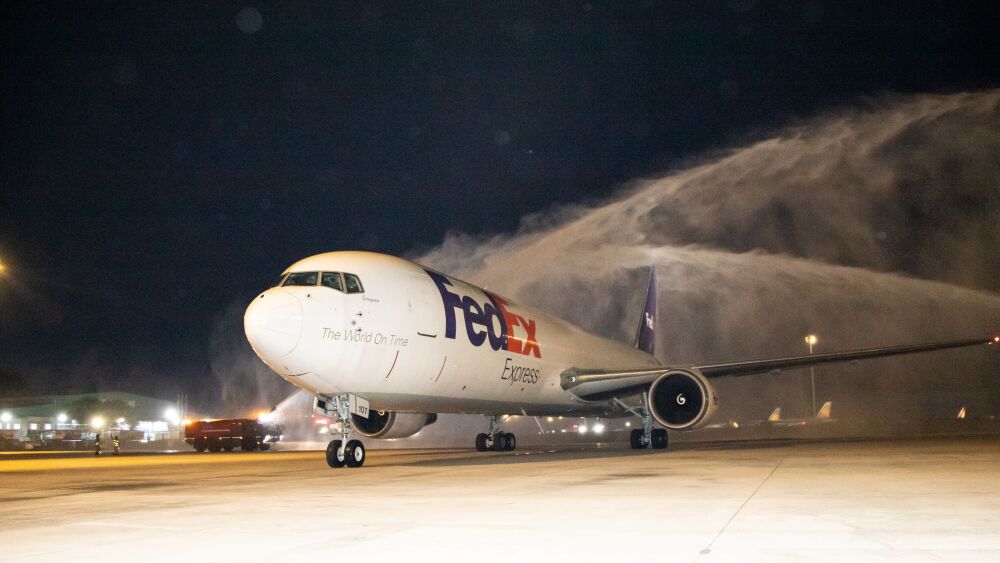 Ceremonia de saludo con agua al primer carguero FedEx Boeing 767 del vuelo de Vietnam.jpg