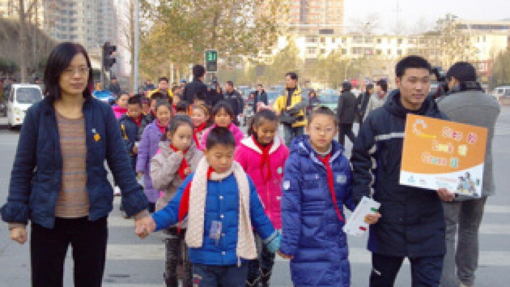 safe-kids-staff-and-fedex-volunteers-lead-the-primary-school-students-to-do-the-safe-walk-practice-web.jpg