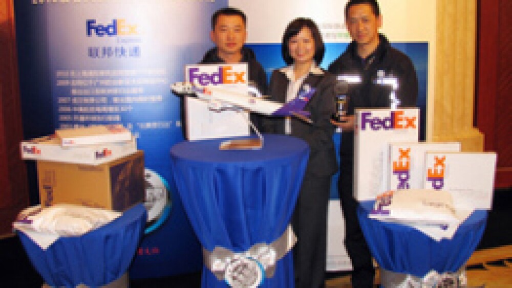 catherine-and-two-ixp-and-dxp-couriers-at-fedex-web-booth.jpg