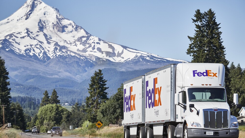 新聞照片一聯邦快遞承諾至2040年其貨運車隊將全面使用零排放的電動車.jpg