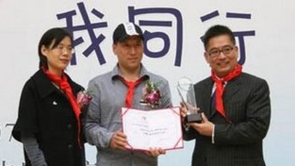 coach-li-is-given-the-title-of-safe-kids-walk-this-way-ambassador-by-safe-kids-and-fedex-in-guangzhou-centerpiece.jpg