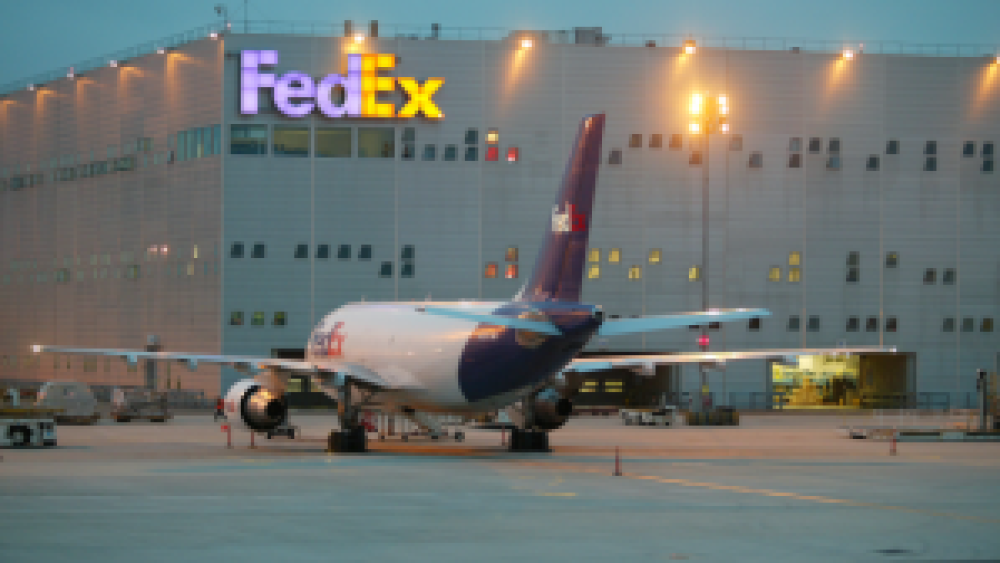 hub-fedex-roissy-cdg-at-night.bmp