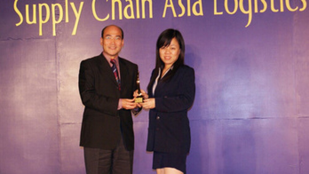 ricky-liu-receives-trophy-at-supply-chain-asia-logistics-award-ceremony-1.jpg