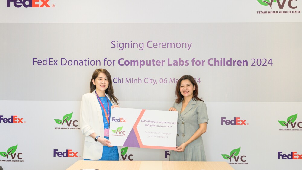 Ms. Ee-Hui Tan presenting a cheque to Ms. Do Thi Kim Hoa.jpg