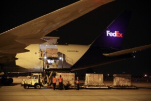 Aeroport de Roissy, avion cargo Boeing 777 Fedex, chargement d'un fret d'aide alimentaire a destination du Kenya