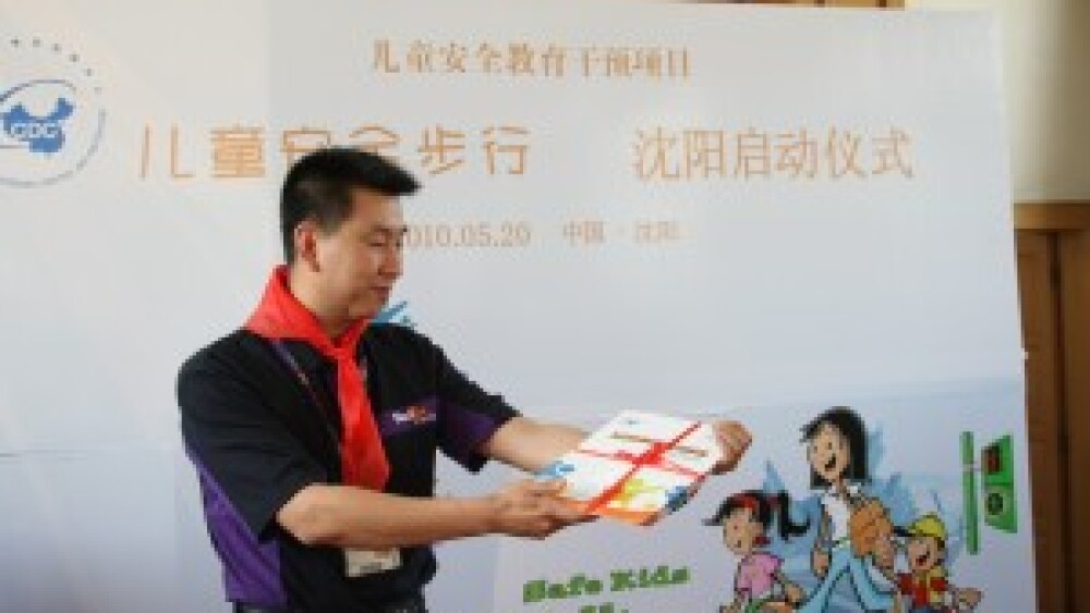 fedex-volunteer-present-the-walk-this-way-teaching-manual-to-the-primary-school.jpg