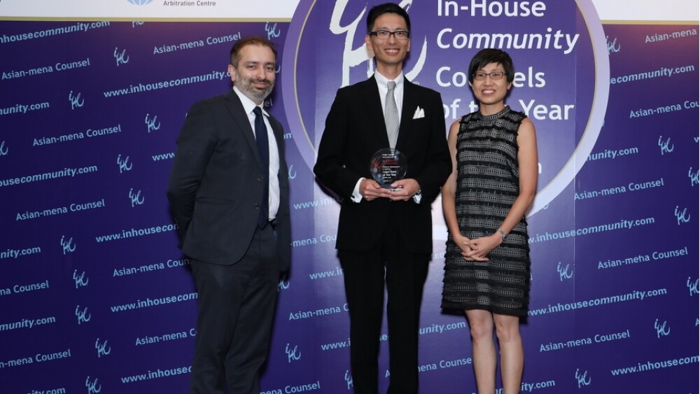 the-fedex-express-legal-team-based-in-hong-kong-received-the-award-on-behalf-of-the-middle-east-region.jpg