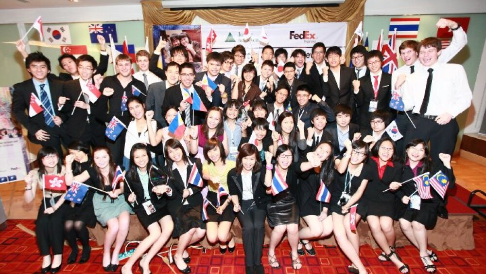1-태국에서-열린-2011-fedex-ja-itc-국제본선에-참가한-아태지역-8개국-참가-학생들.jpg
