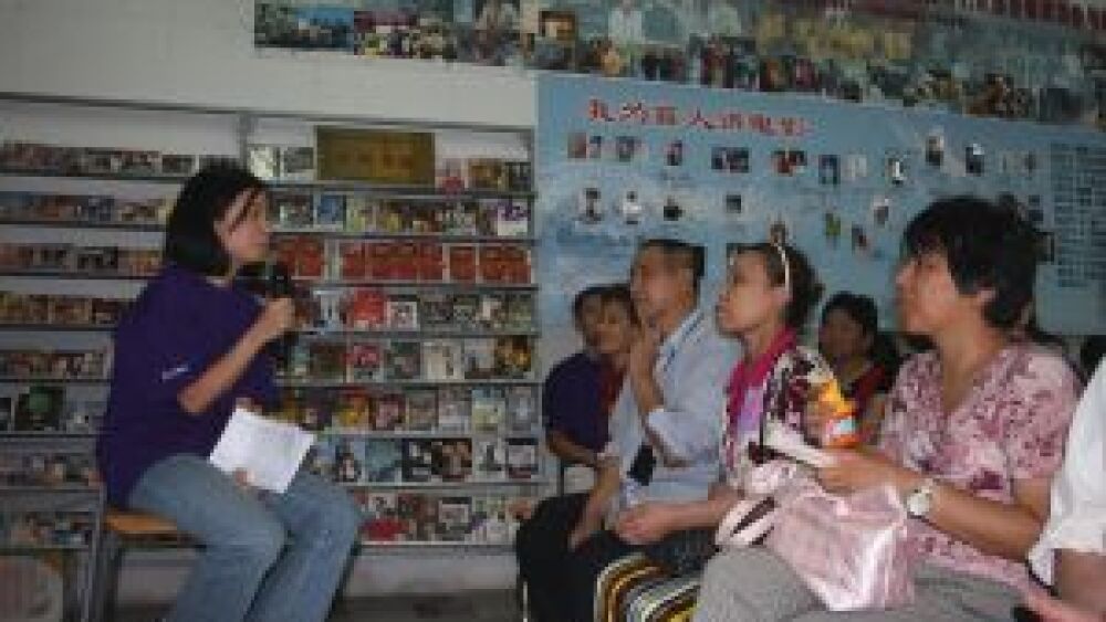 one-fedex-employee-volunteer-tells-movie-stories-to-the-blind-people-in-beijing.jpg