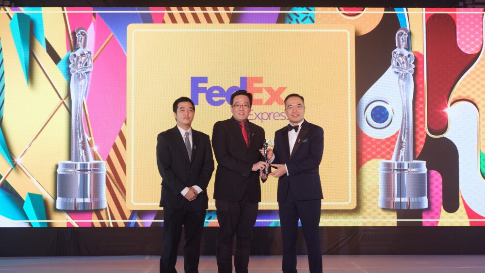 Tien Long Woon, Managing Director, FedEx Express Thailand (center) receives the Best Companies to Work for in Asia 2022 award