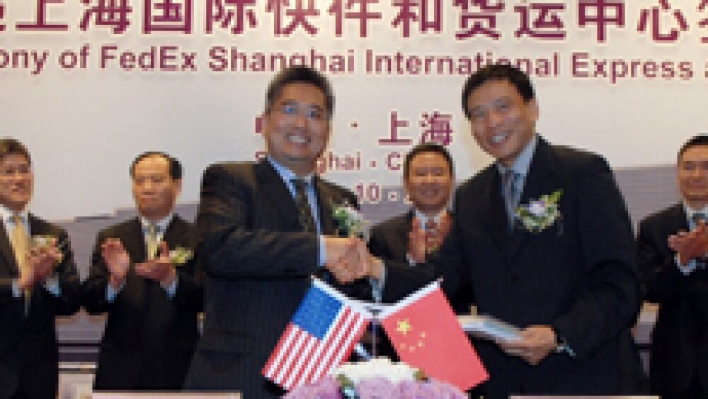 eddy-chan-left-senior-vice-president-head-of-china-fedex-express-and-jing-yiming-vp-of-shanghai-airport-group-signed-the-agreementsm.jpg