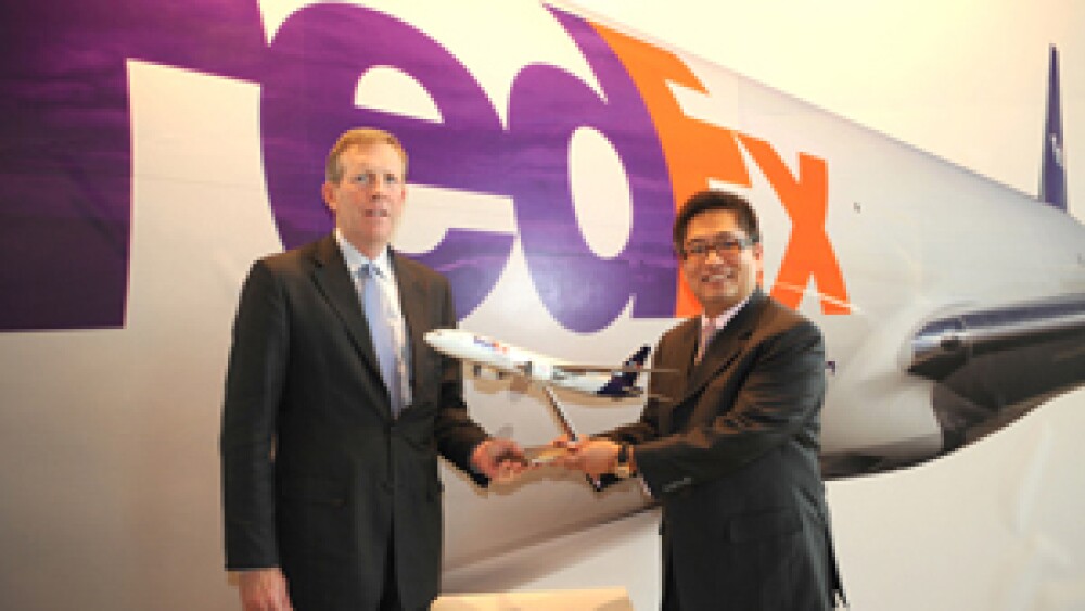 david-l-cunningham-and-eddy-chan-poses-with-the-fedex-b777f-model.jpg