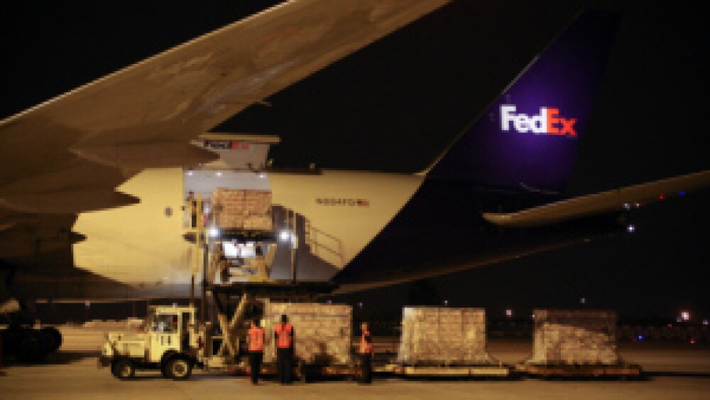 Aeroport de Roissy, avion cargo Boeing 777 Fedex, chargement d'un fret d'aide alimentaire a destination du Kenya