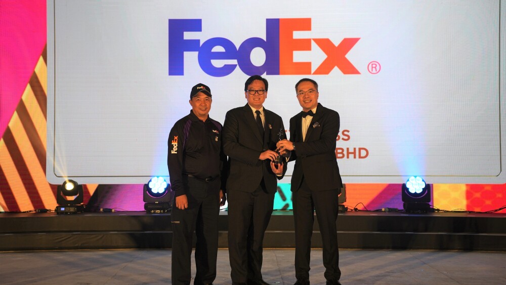 Tien Long Woon, Managing Director of FedEx Express Malaysia receiving the ‘Best Companies to Work for in Asia 2023’ award.jpg