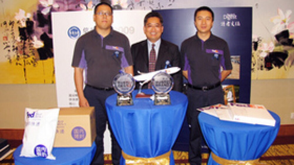 eddy-and-two-frontline-employees-at-the-award-ceremony-web.jpg