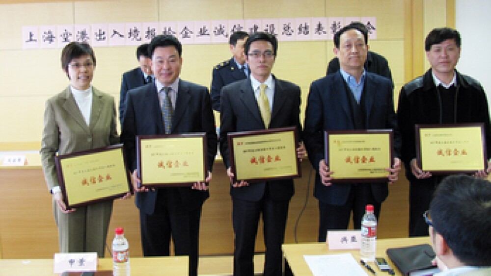 audrey-cheong-first-from-left-managing-director-of-operations-fedex-china-receives-the-certificate-of-most-creditable-companies-at-the-award-ceremony.jpg