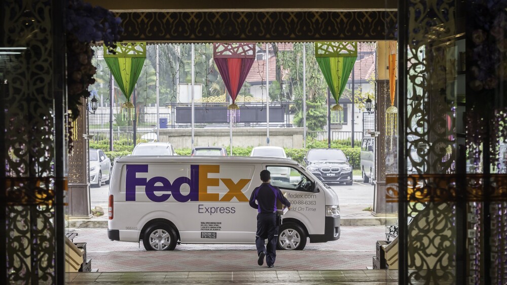 FedEx to further trim Sunday deliveries