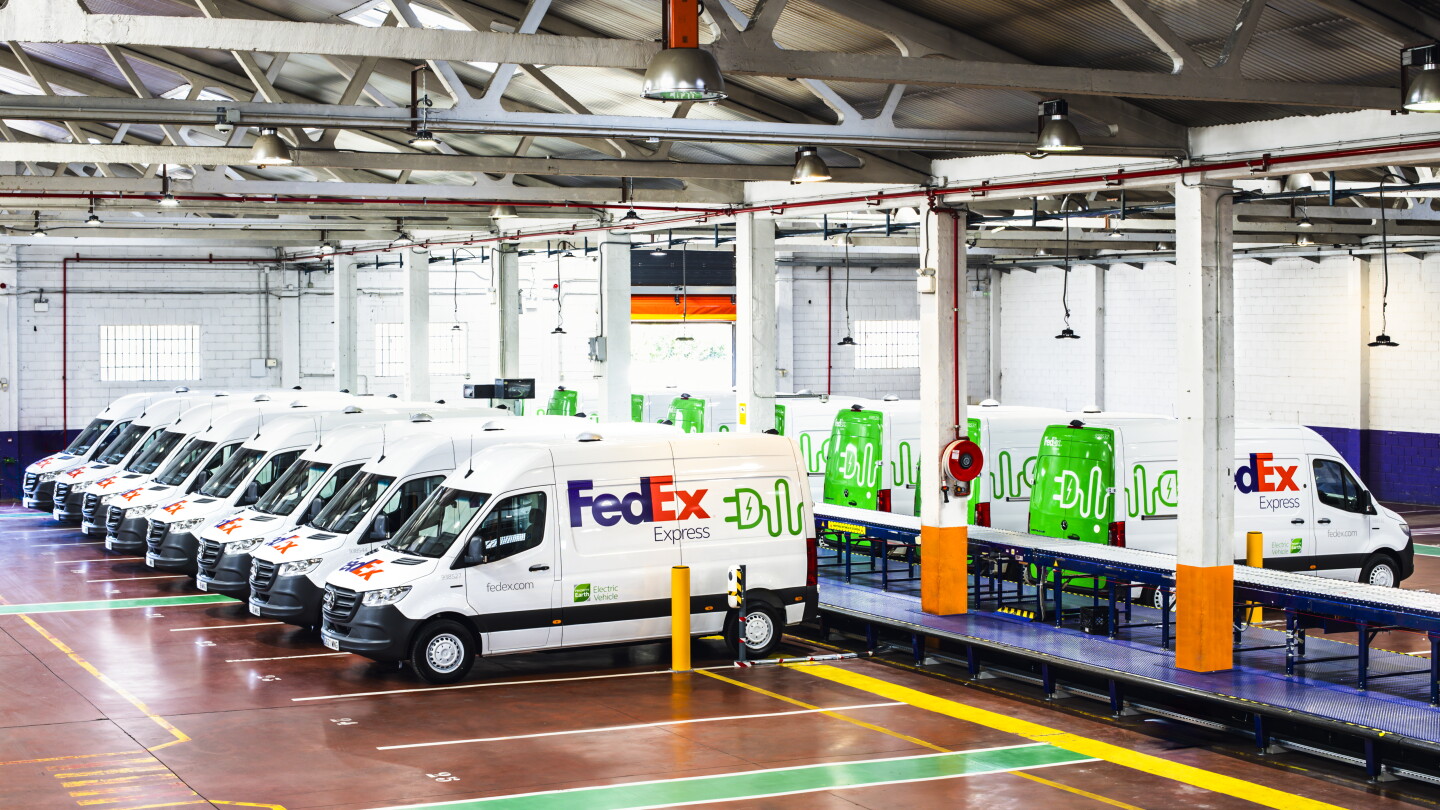 FedEx Express Spain welcomes first electric vehicles