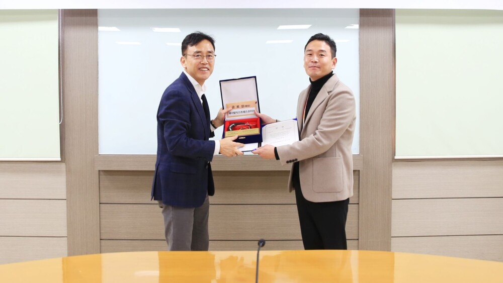 Wonbin Park, managing director of FedEx Express Korea (right), receives the award from Sooyoung Choi, CEO of Samsung Electronics Logitech(left).