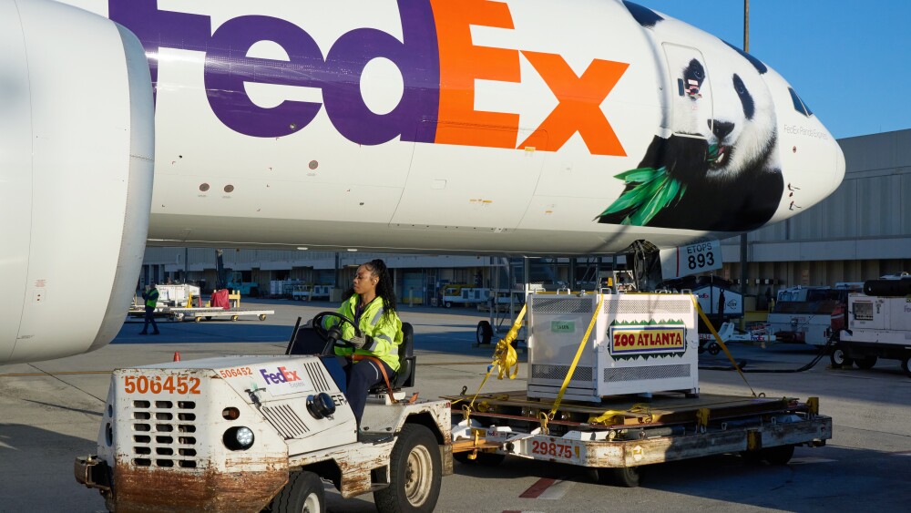 P1_FedEx transported four giant pandas from the U.S. to China.jpg