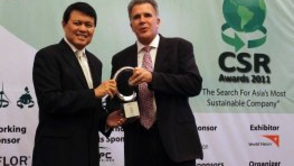 rhicke-jennings右-於菲律賓宿霧舉辦的2011全球企業社會責任高峰會中-自參議員manuel-villar手中獲頒最佳職場實踐獎銀獎.jpg