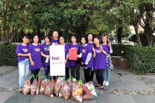 武汉志愿者清扫社区捡拾垃圾.jpg