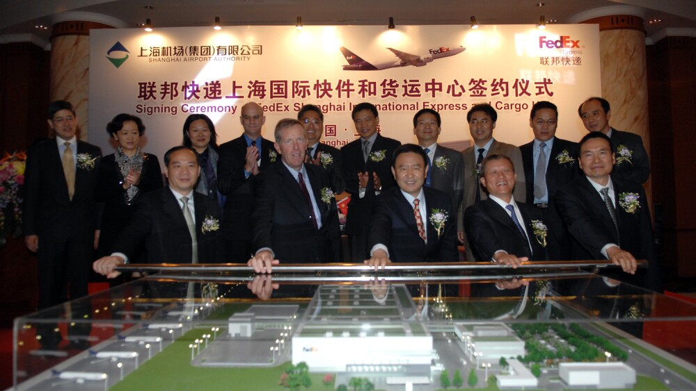 左二和上海機場集團總裁李德潤右二-和主管機關舉行計畫啟動儀式.jpg