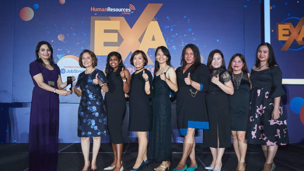 Lily Tay, MD Customer Experience Operations, SEA of FedEx Malaysia, receiving the ‘Best Diversity and Inclusion Strategy’ award on stage, together with the representatives of the Malaysian Gender Pillar and the FedEx management team